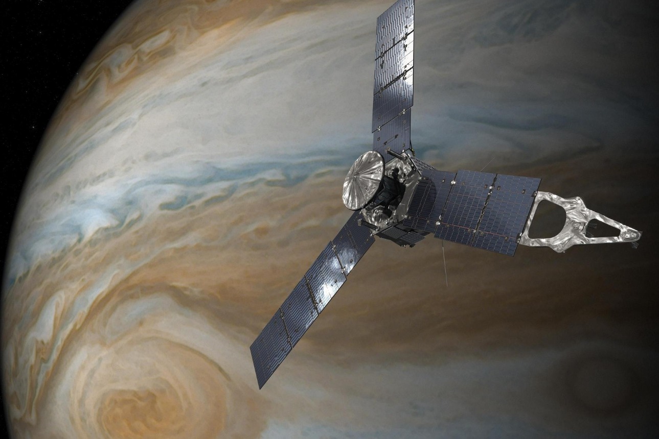 Зонд Юнона вблизи облачных полос Юпитера. Источник изображения: science.nasa.gov. Фото.