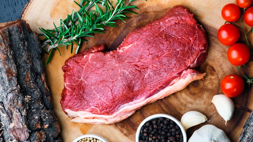 Мясо, оставленное на столе при комнатной температуре — самый рискованный способ разморозки. Фото.