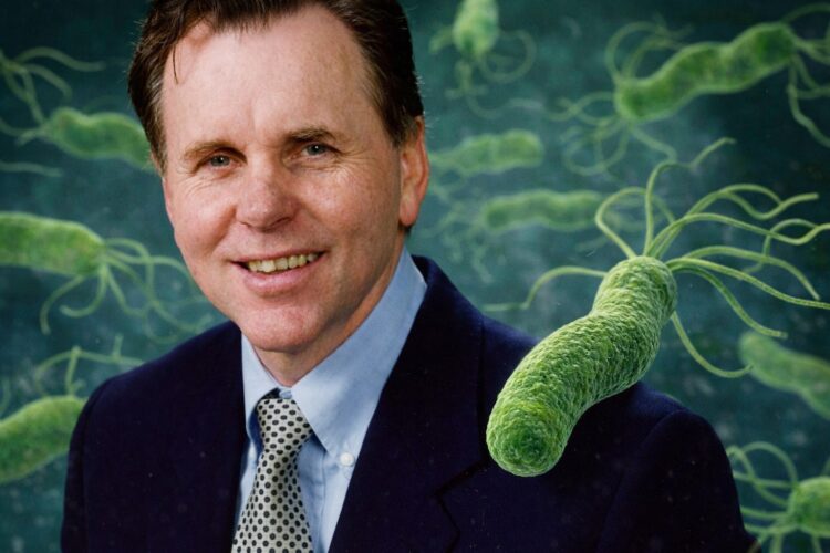 Как врач заразил себя гастритом и получил за это Нобелевскую премию. Барри Маршалл съел опасные бактерии, чтобы доказать эффективность нового метода лечения язвы желудка. Фото.