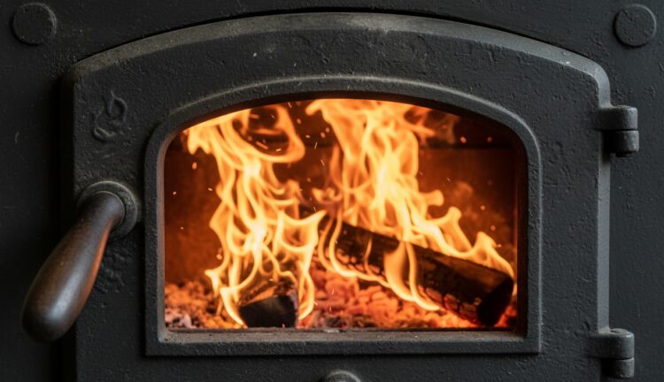 Почему металл обжигает сильнее дерева. Деревянная ручка на раскалённой печной дверце — это не дизайнерский каприз. Фото.