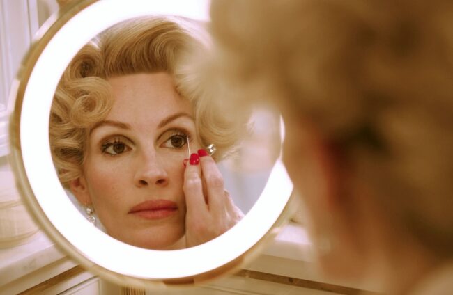 Почему зеркало меняет право и лево, но не верх и низ? Фото.