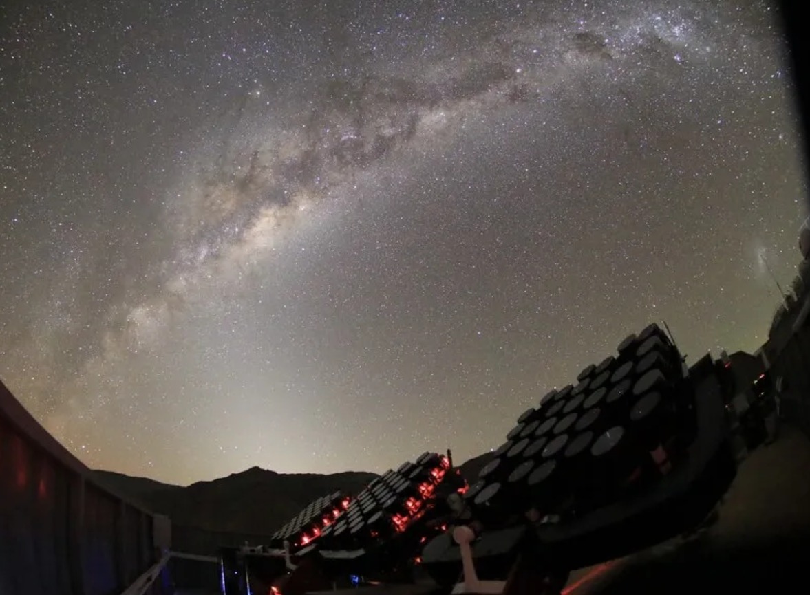 Что такое телескоп MOTHRA. Частично собранная система телескопов MOTHRA ведет наблюдение за Млечным Путем в обсерватории Эль-Соус в Чили. Источник изображения: interestingengineering.com. Фото.