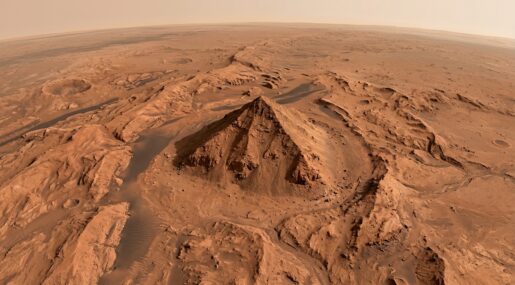 На Марсе обнаружена странная структура, поразительно похожая на древнеегипетскую пирамиду Фото.