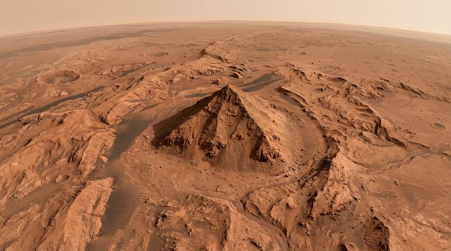 На Марсе обнаружена странная структура, поразительно похожая на древнеегипетскую пирамиду. Фото.