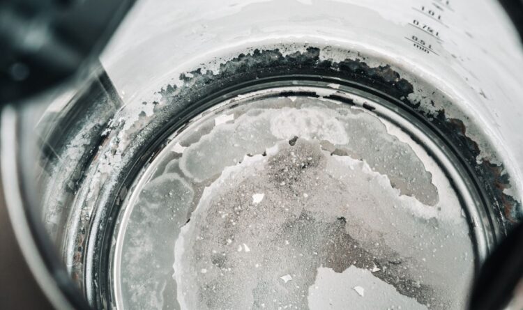 Почему в чайнике образуется накипь при кипячении воды. Накипь — это не показатель “плохой” воды, а показатель её жёсткости. Источник изображения: express.co.uk. Фото.