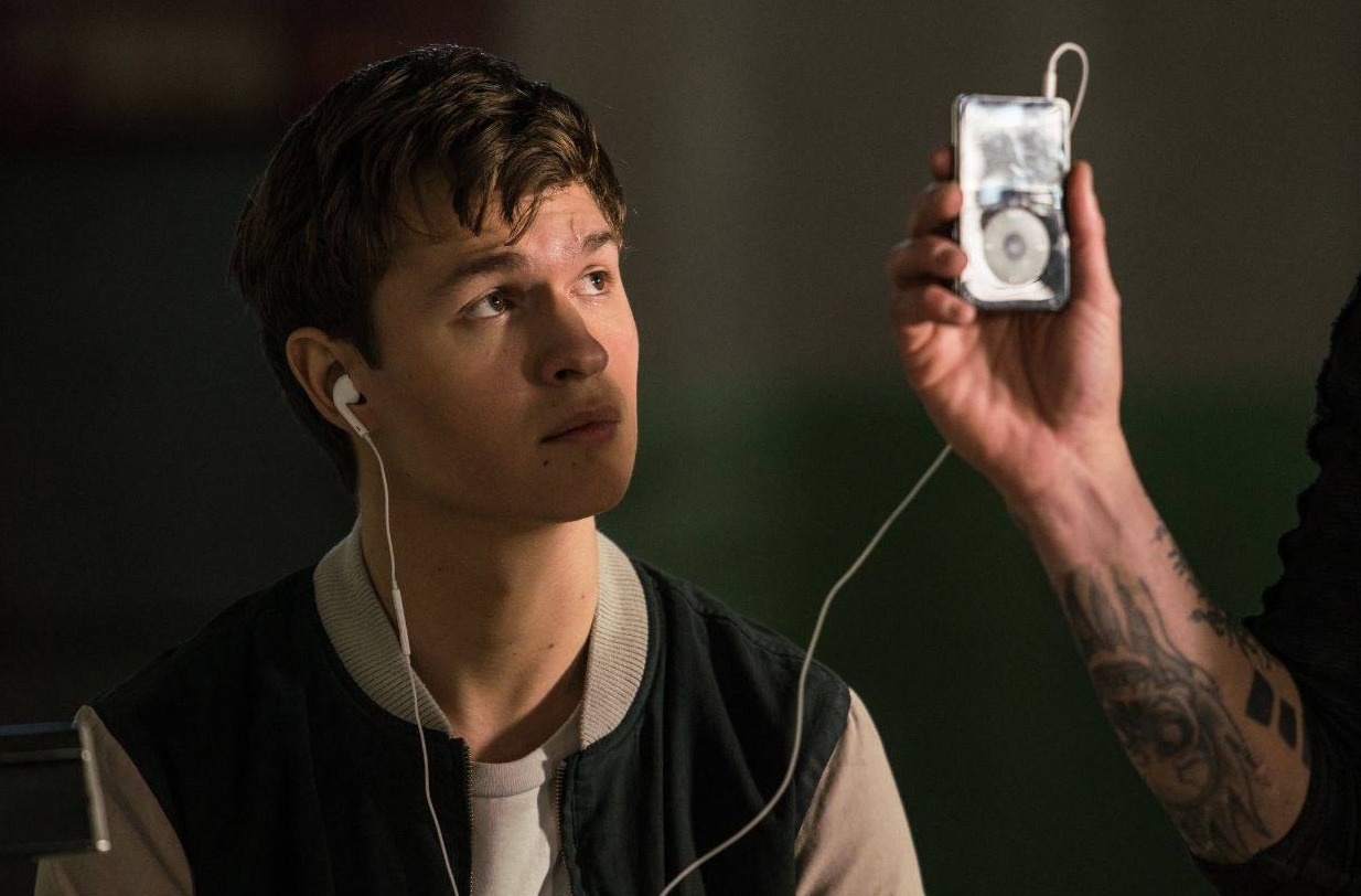 Что будет, если слушать музыку только в одном наушнике. Привычка слушать музыку в одном наушнике кажется безобидной, но именно она создает неравномерную нагрузку на слух. Кадр из фильма «Малыш на драйве». Фото.