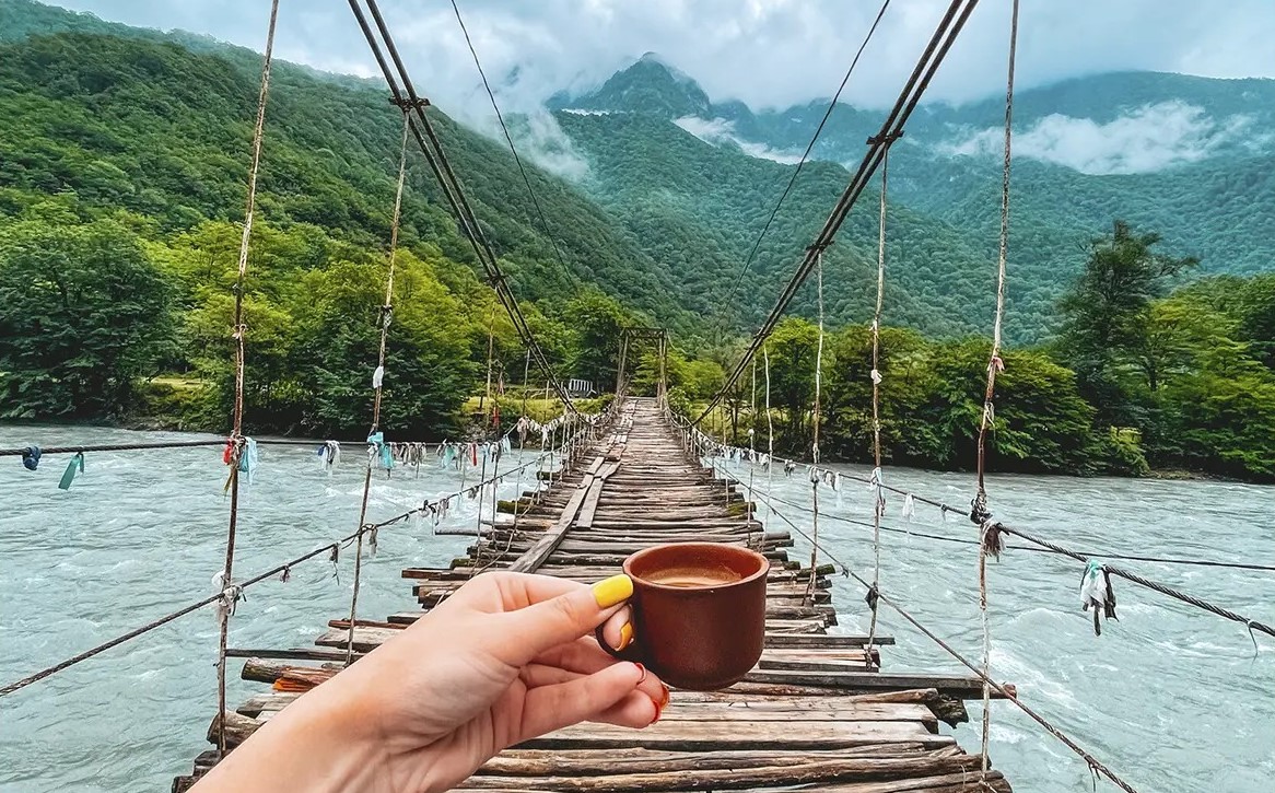 В какие страны можно поехать без загранпаспорта россиянам. Подвесной мост «Галидзга-качели». Источник изображения: a-gid.com. Фото.