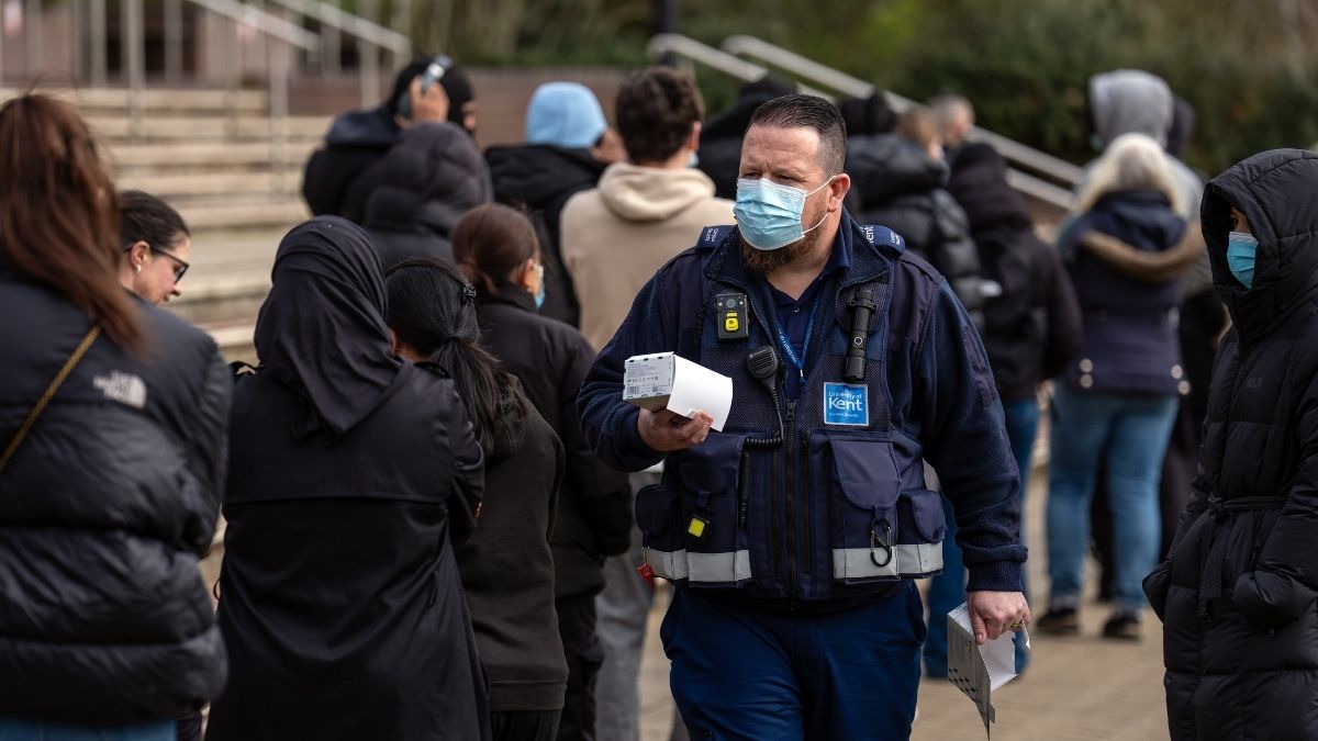 Студенты на университетском кампусе во время вспышки менингита