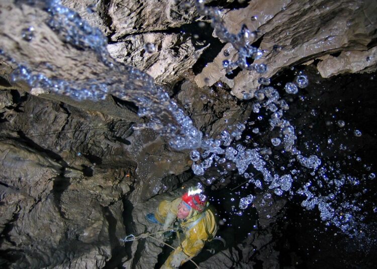 Кто живет глубоко под землей. Пещера Крубера-Воронья. Колодец Фартук. Источник изображения: wikipedia.org. Кто живет глубоко под землей. Пещера Крубера-Воронья. Колодец Фартук. Источник изображения: wikipedia.org. Фото.