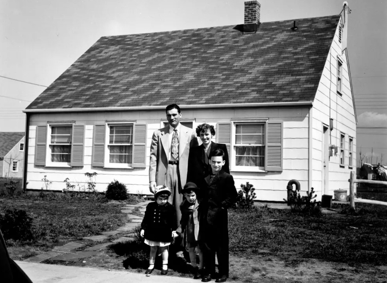 Левиттаун, аналог хрущевки в США. Семья возле нового левиттауна. Источник изображения: businessinsider.com. Фото.