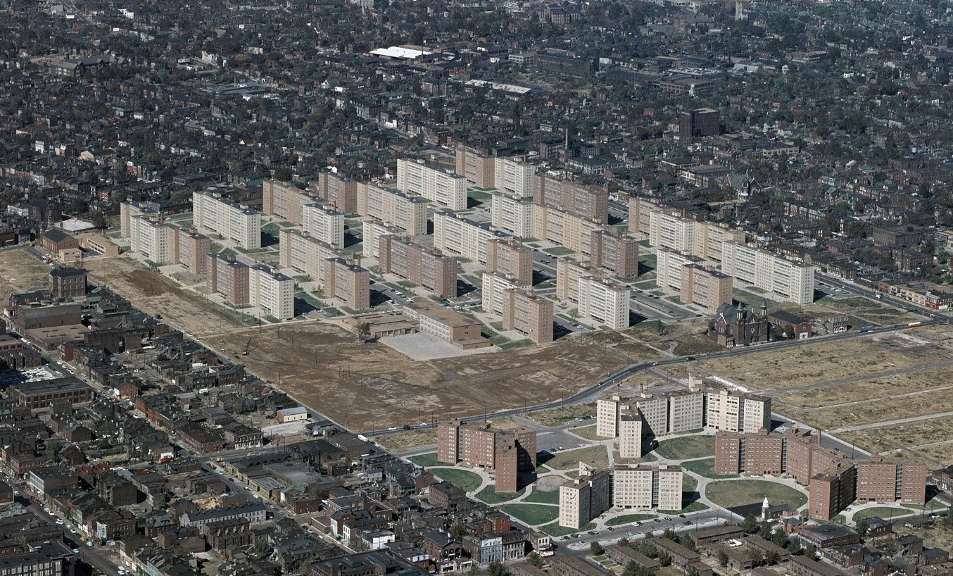 Жилой комплекс Прюитт-Айгоу в США. Вид на Прюитт-Айгоу с большой высоты. Источник изображения: wikipedia.org. Фото.