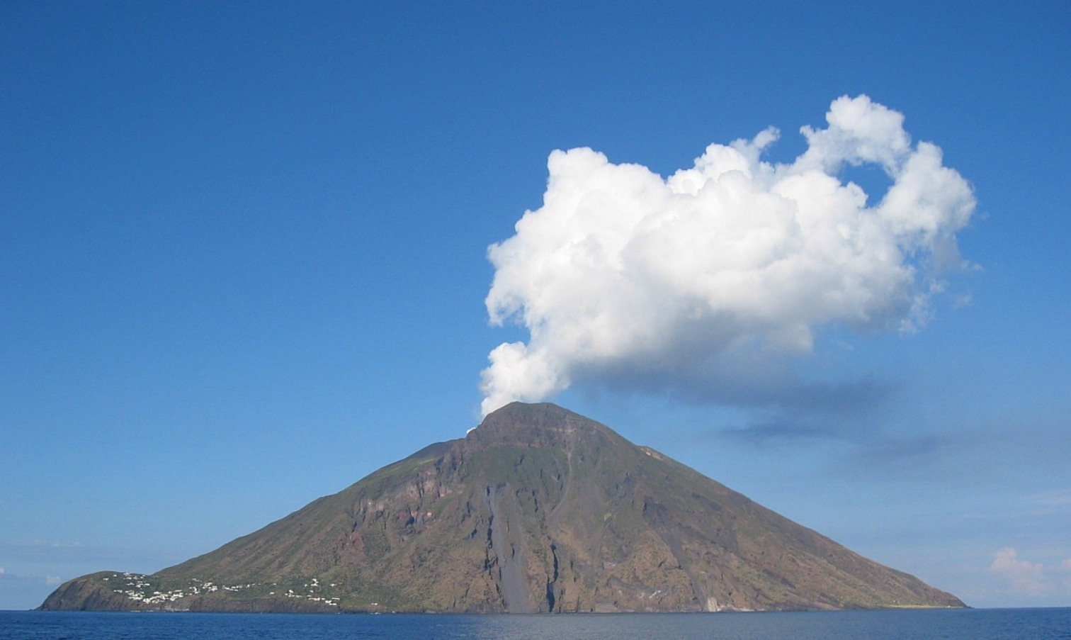 Стромболи: вулкан, который не замолкает уже около 90 лет. Источник изображения: wikimedia.org. Фото.