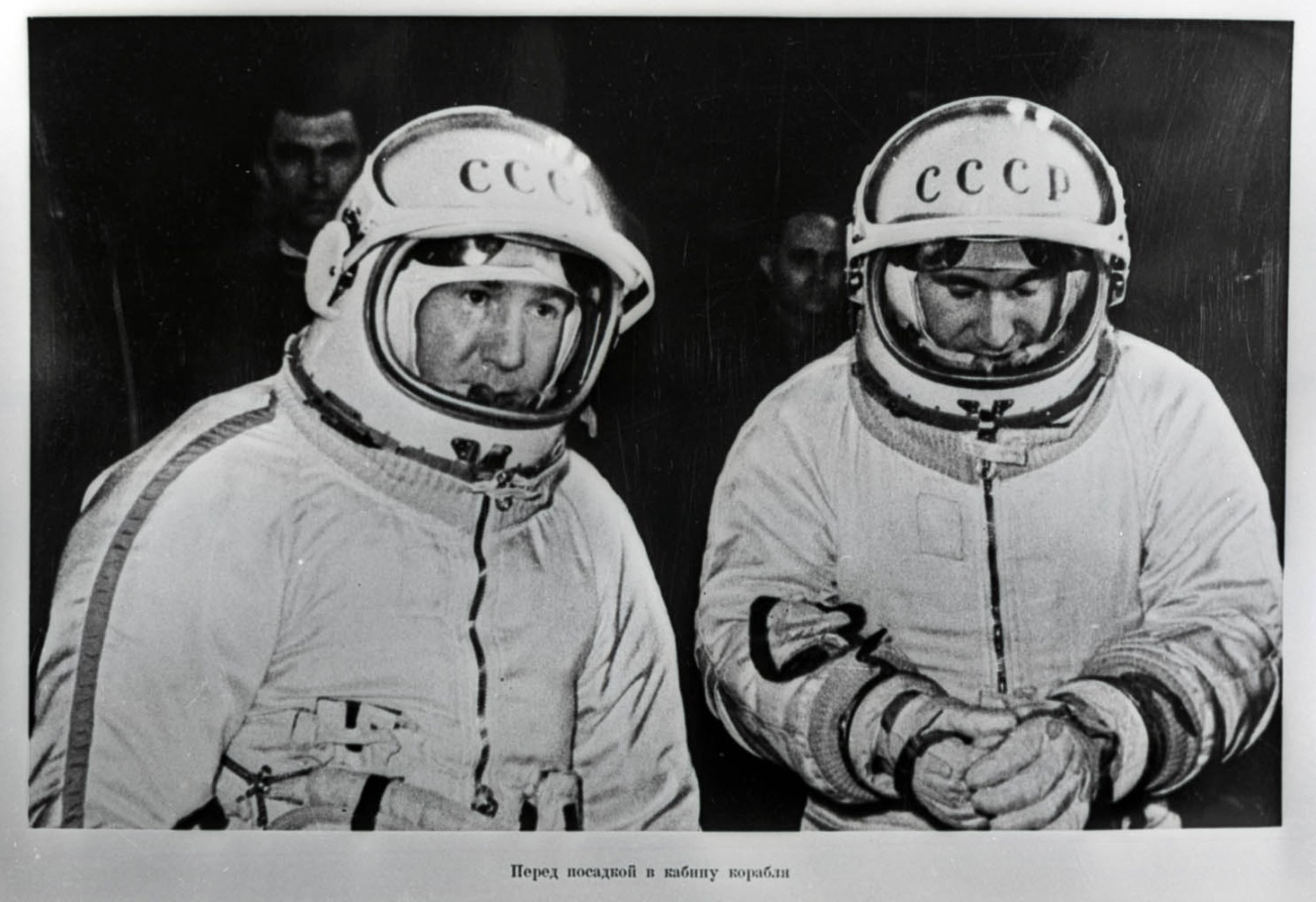 Экипаж космического корабля «Восход-2». Источник изображения: calend.ru. Фото.