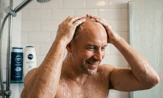 Почему вода из-под крана может привести к облысению и как этого избежать. Фото.
