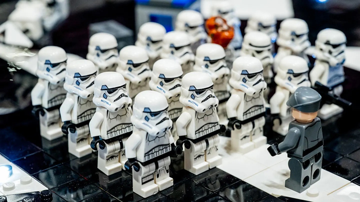 Конструкторы LEGO всегда были предметом коллекционирования, но особенно популярны сегодня наборы из мегафраншиз начала 2000-х. Фото.