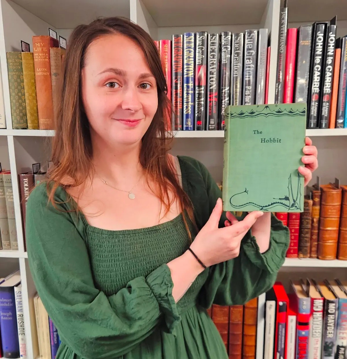 Специалист по редким книгам Кейтлин Райли позирует с первым изданием «Хоббита». Источник изображения: nytimes.com. Фото.