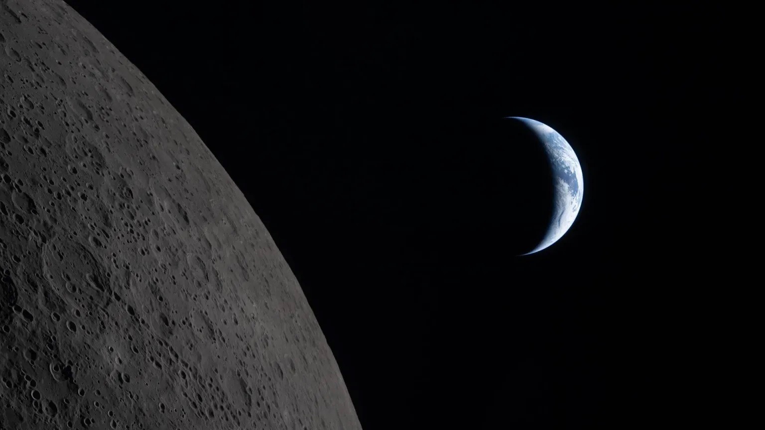 Снимок сделан экипажем «Артемиды-II» во время облета Луны примерно за шесть минут до захода Земли за Луну. Линии небольших углублений на неровной поверхности Луны — это цепочки вторичных кратеров. Фото.