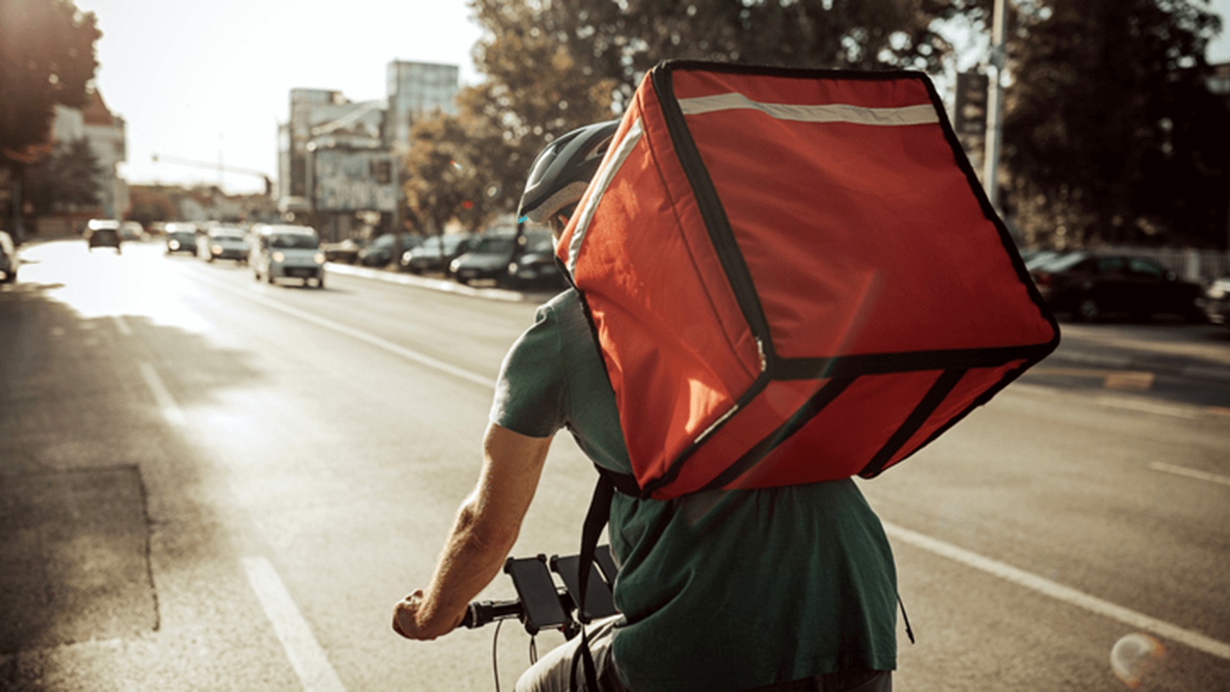 Курьеров ИИ точно не сможет заменить. Изображение: raiffeisen-media.ru. Фото.