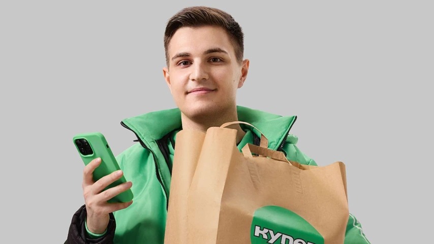 ИИ четко распределяет заказы между курьерами. Изображение: kuper.ru. Фото.