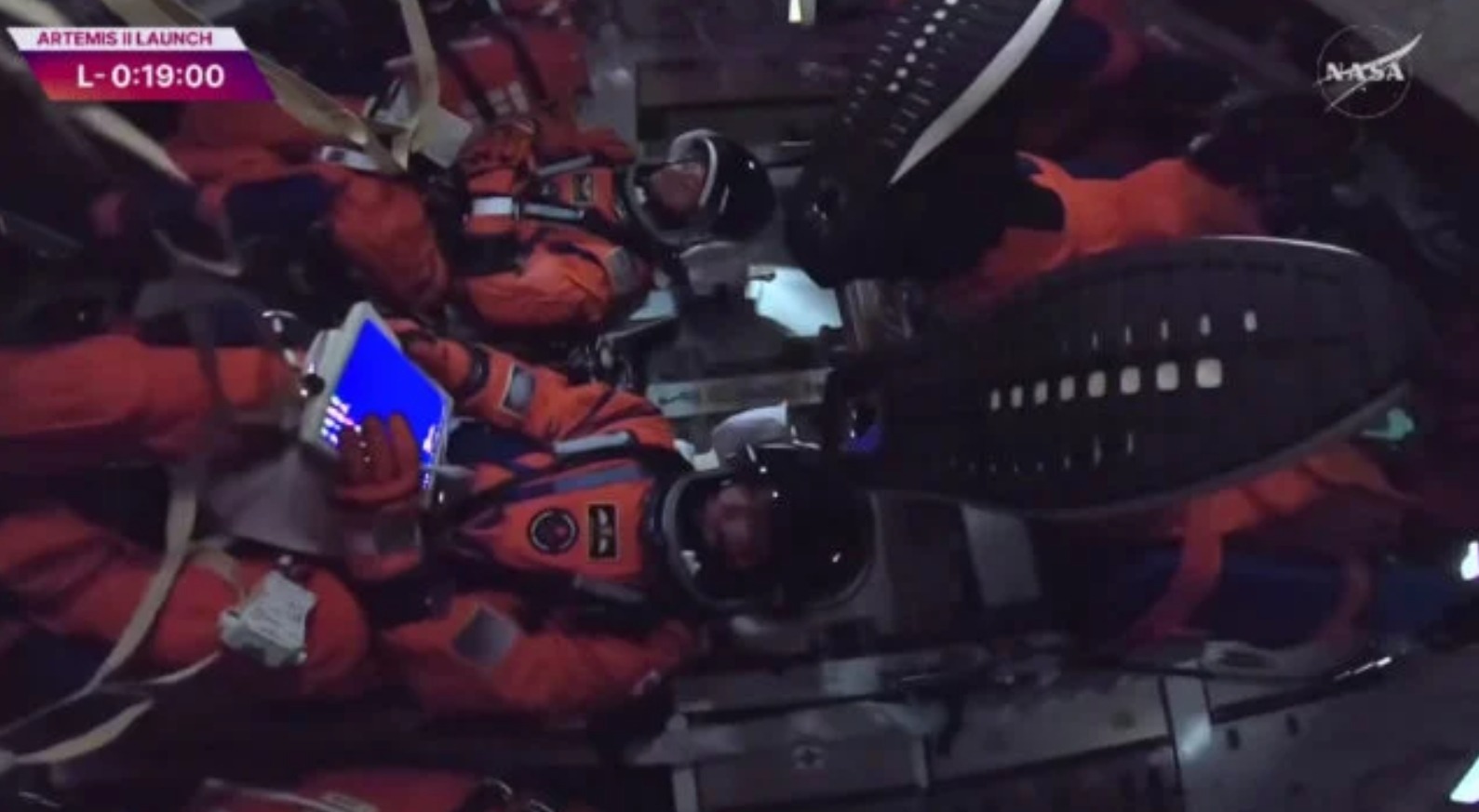 Экипаж внутри космического корабля. Источник изображения: Science Alert. Фото.