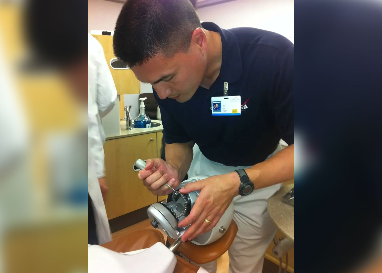 Астронавт тренируется удалять зуб на учебной модели. Фото.