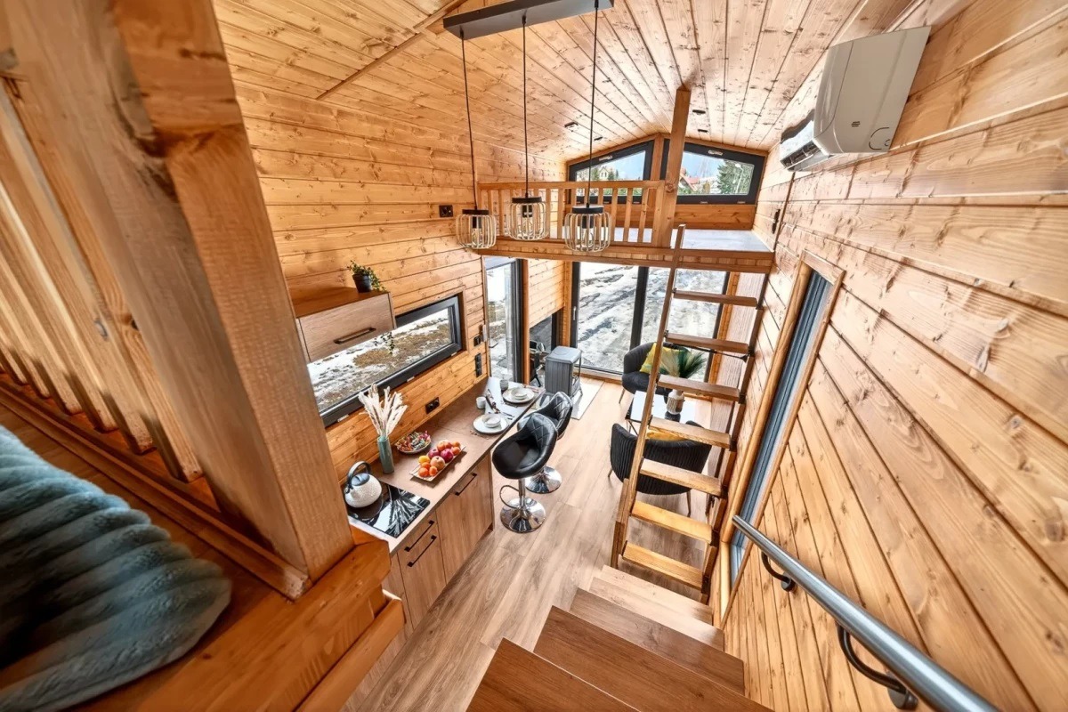 Интерьер Katrin отделан скандинавской елью, что придает ему привлекательный вид, напоминающий бревенчатый дом. Источник изображения: craft-house.eu. Фото.