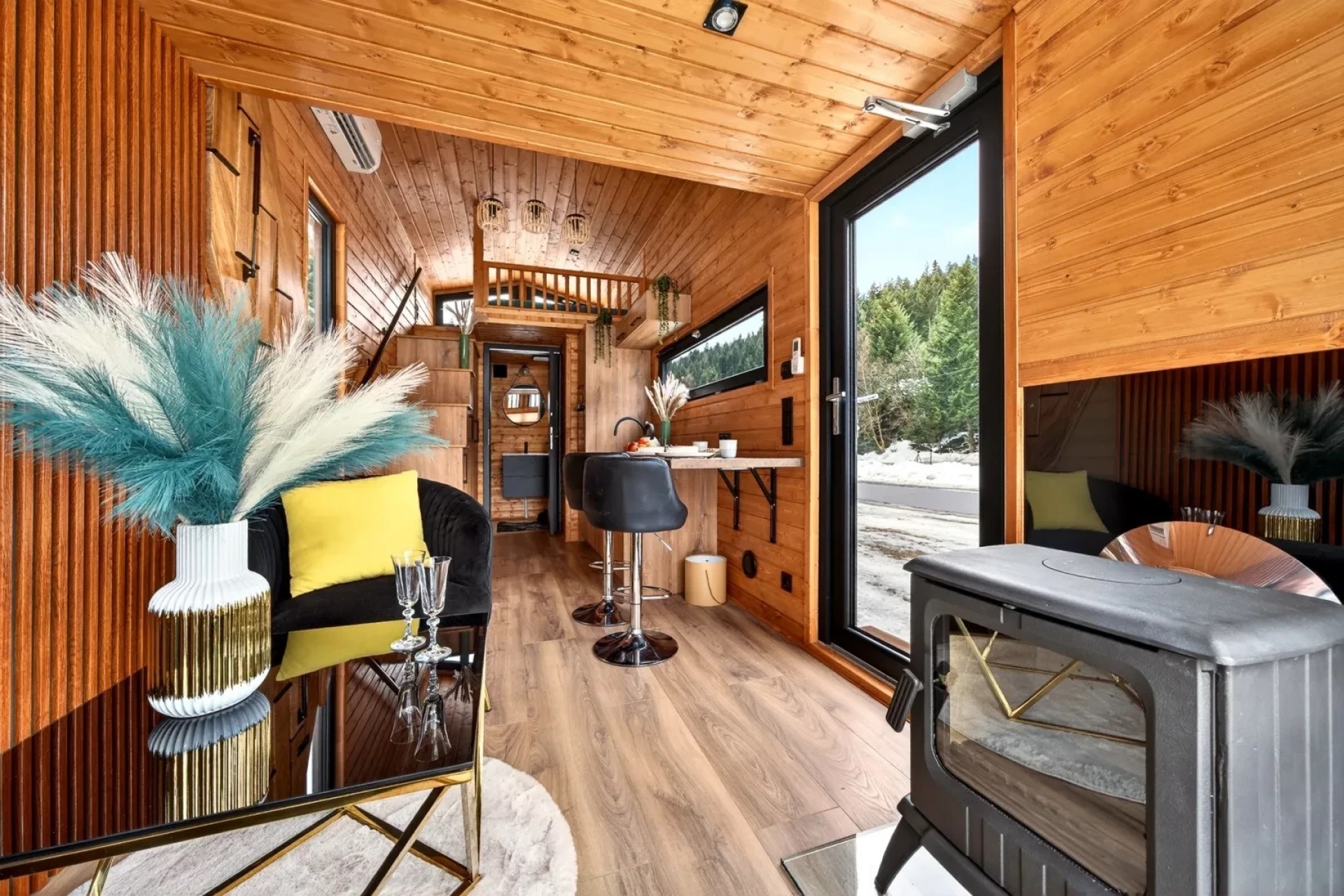 Интерьер гостиной: дровяная печь, раздвижные двери и обшивка из скандинавской ели. Источник изображения: craft-house.eu. Фото.