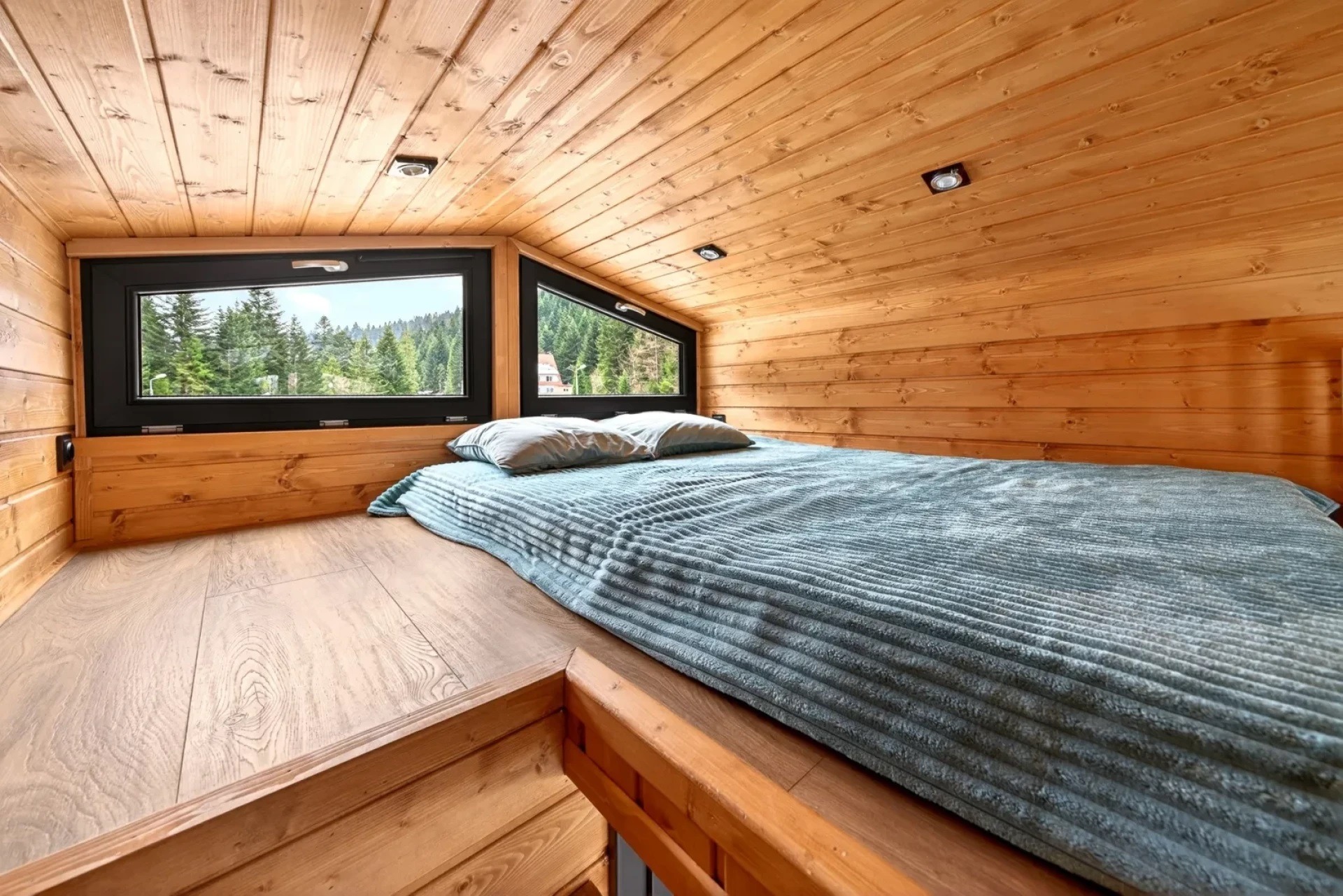 Первая спальня над ванной комнатой. Ко второй спальне ведёт складная лестница, которая складывается к стене. Источник изображения: craft-house.eu. Фото.