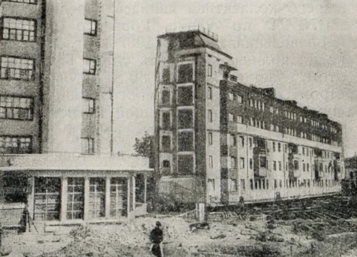 Дом на улице Садовническая после передвижки. Источник изображения: kommersant.ru. Фото.