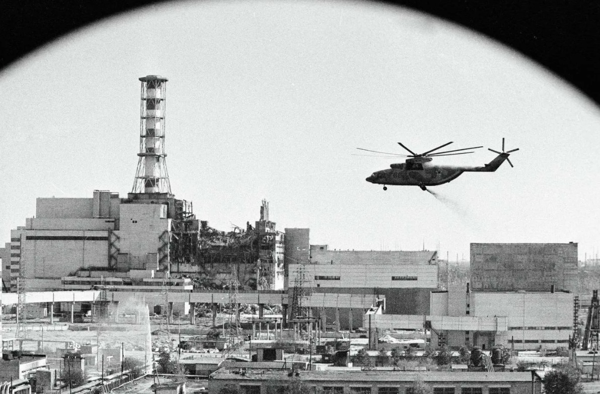 Вертолеты дезактивируют здания Чернобыльской атомной электростанции после взрыва. Источник изображения: gazetametro.ru. Фото.