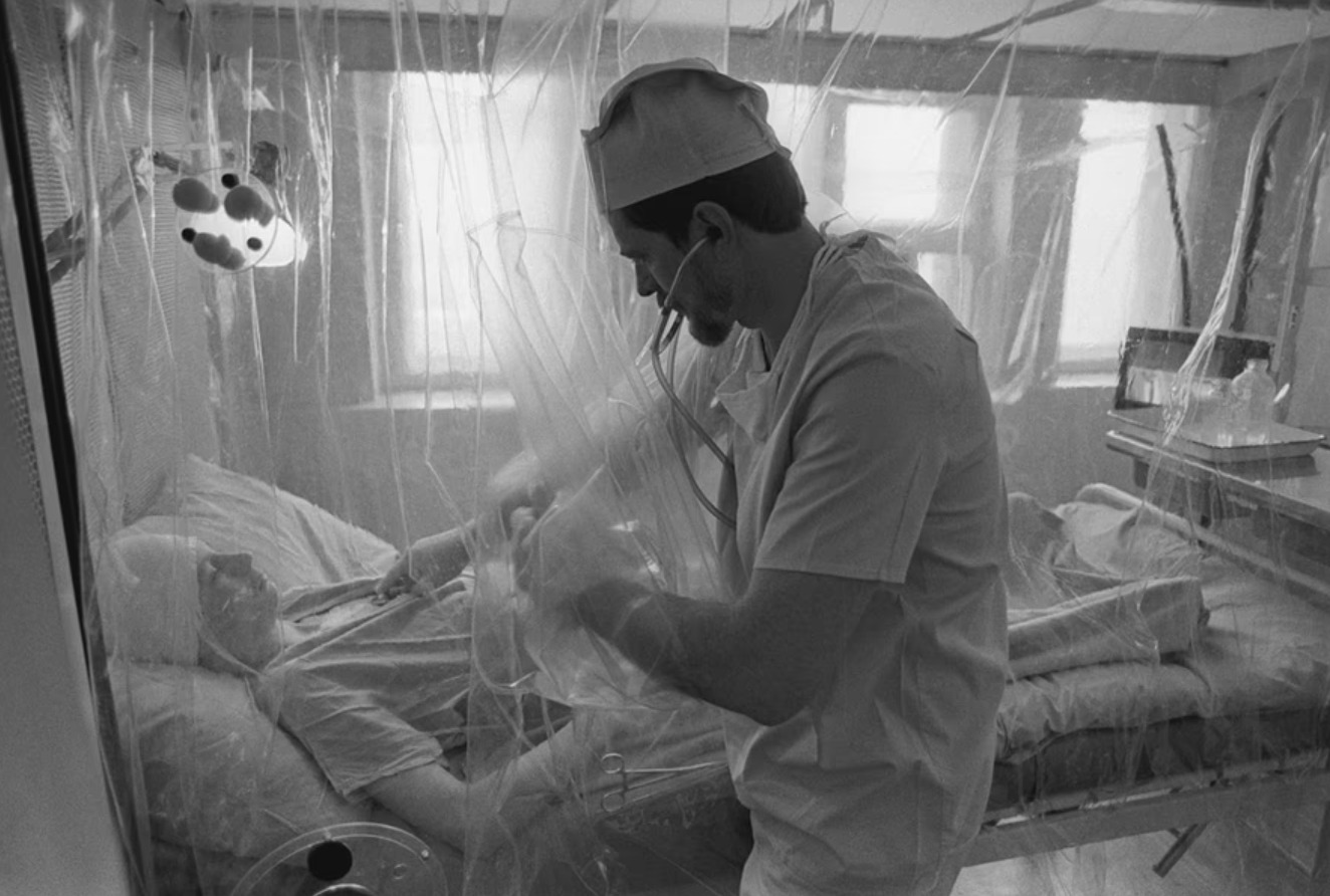 Осмотр пациента с лучевой болезнью. Источник изображения: theatlantic.com. Фото.