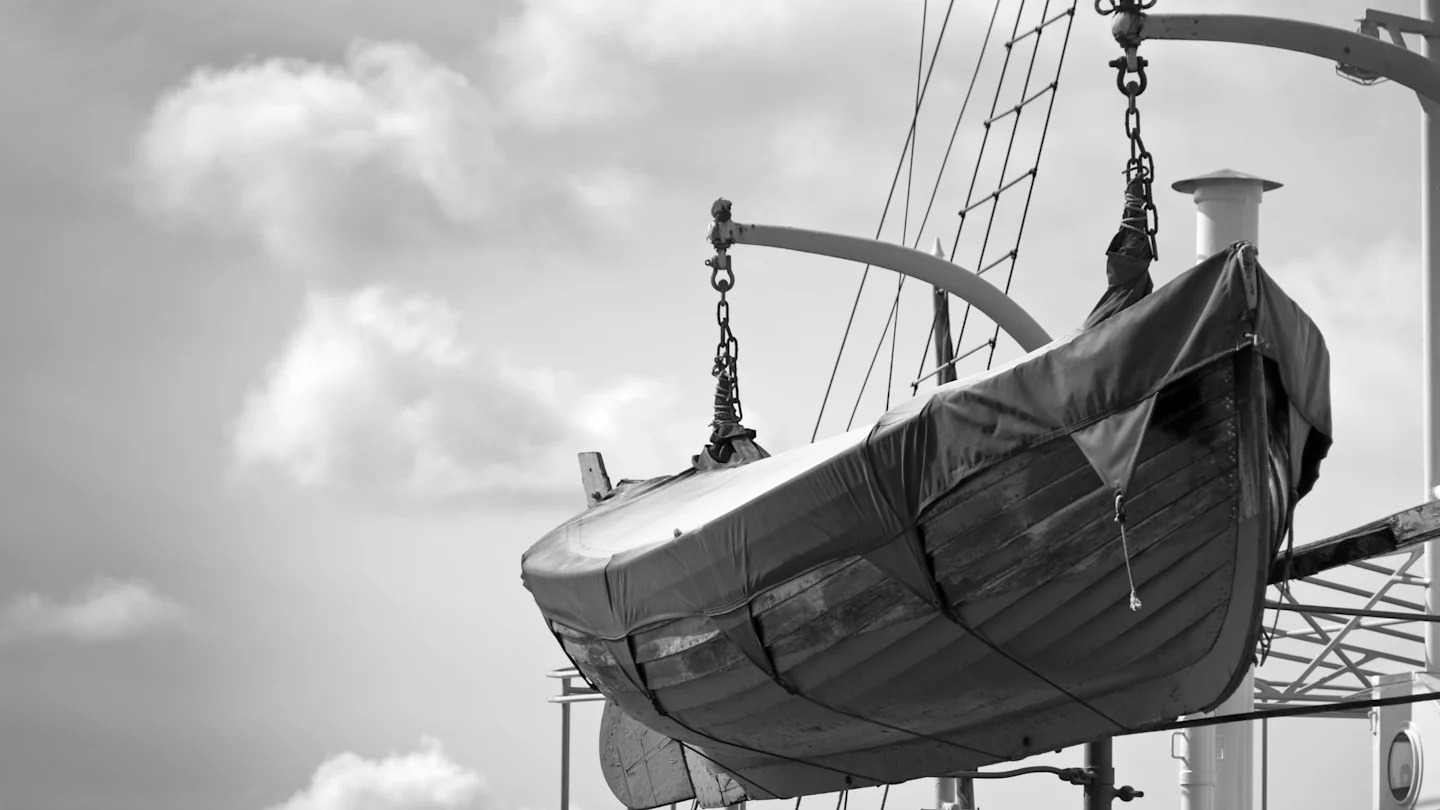 Старая спасательная шлюпка. Фото.