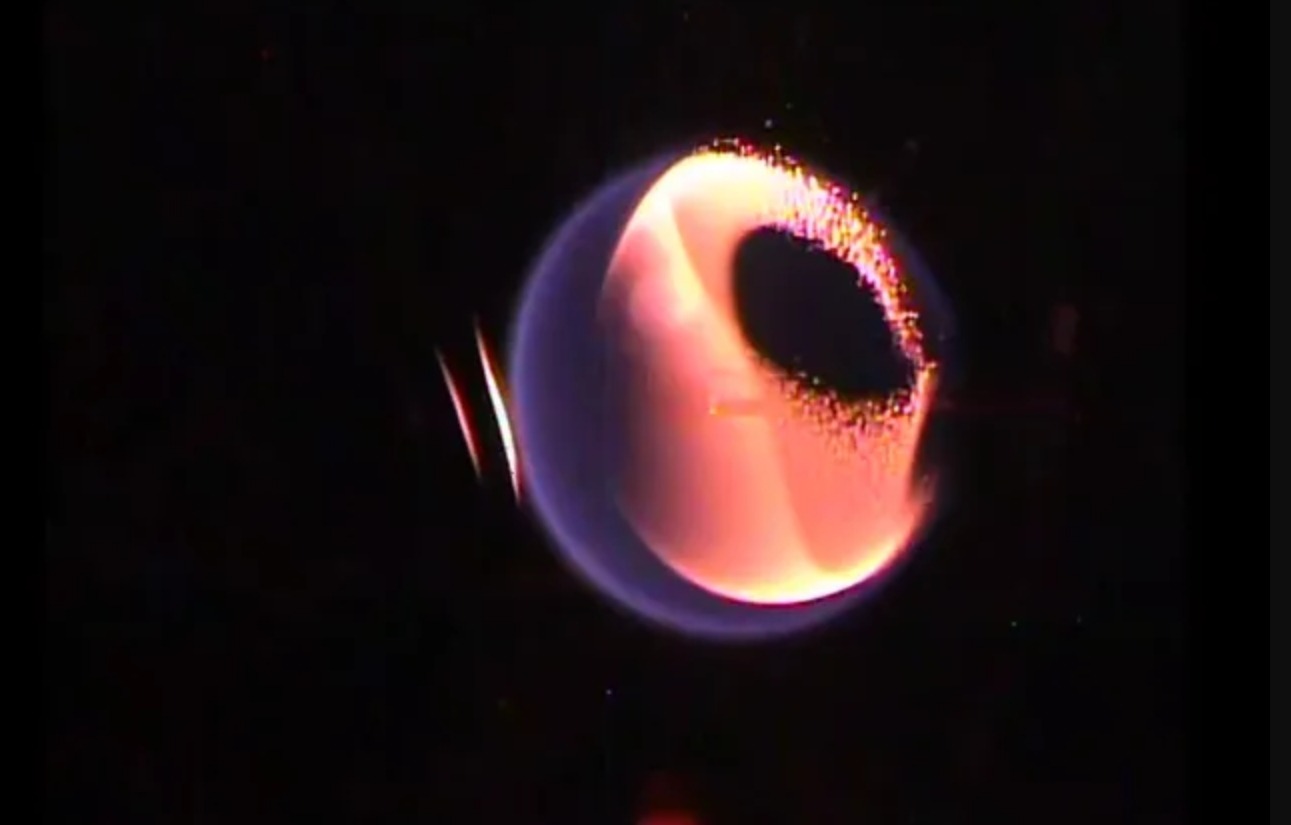 Примерно так горит огонь на МКС. Источник изображения: space.com. Фото.