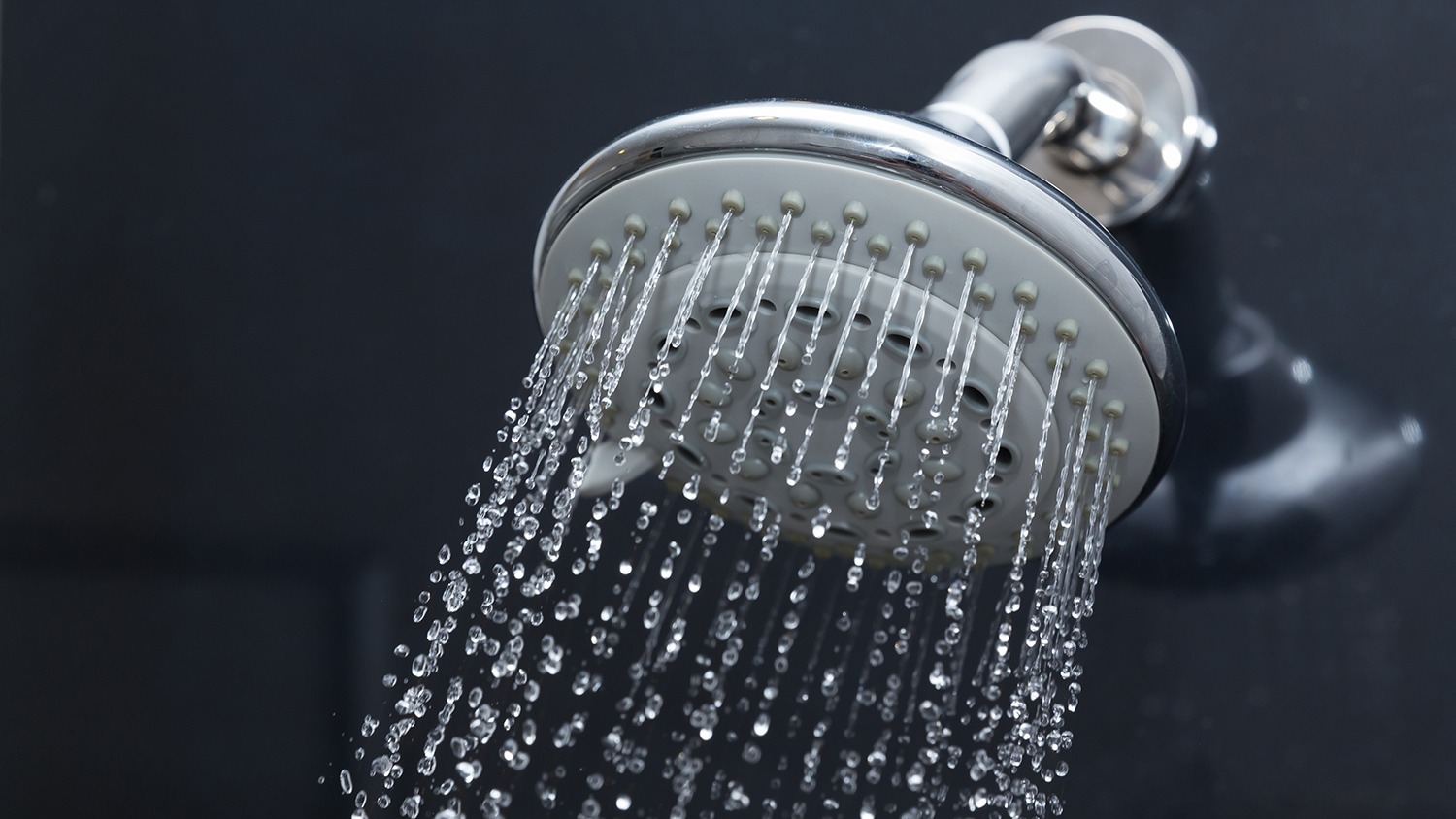 Кажется, многие люди слишком идеализируют холодный душ по утрам. Фото.