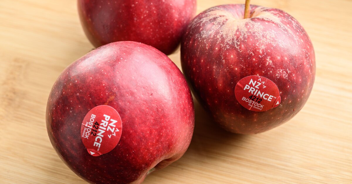 PLU-код на яблоке в супермаркете, маленькая наклейка с большой информацией. Источник изображения: mashed.com. Фото.