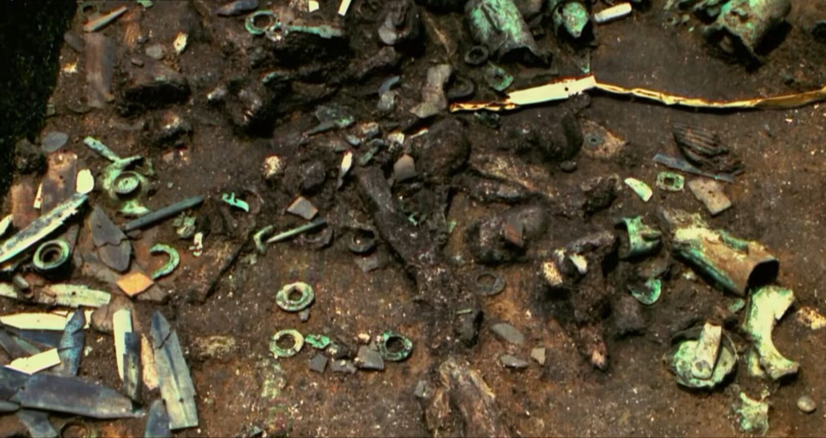 Контекст и состав артефактов из Синьцзяна и Саньсиндуй указывают на другой тип металлургических практик по сравнению с Центральными равнинами. Скриншот из видео про артефакты и раскопки. Источник: sciencealert.com. Фото.