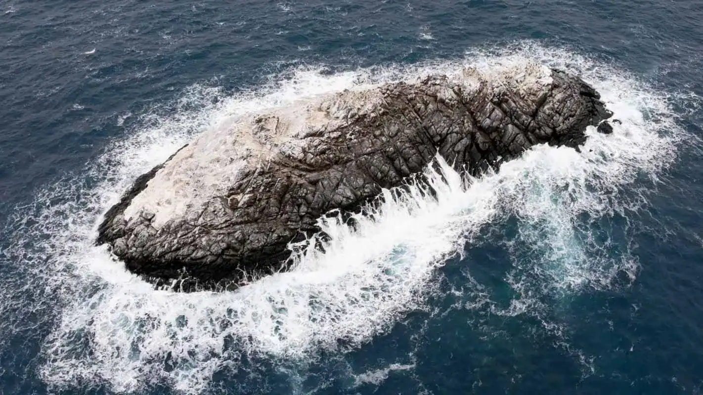 Вид на недавно открытый и пока безымянный остров в море Уэдделла. Фото.