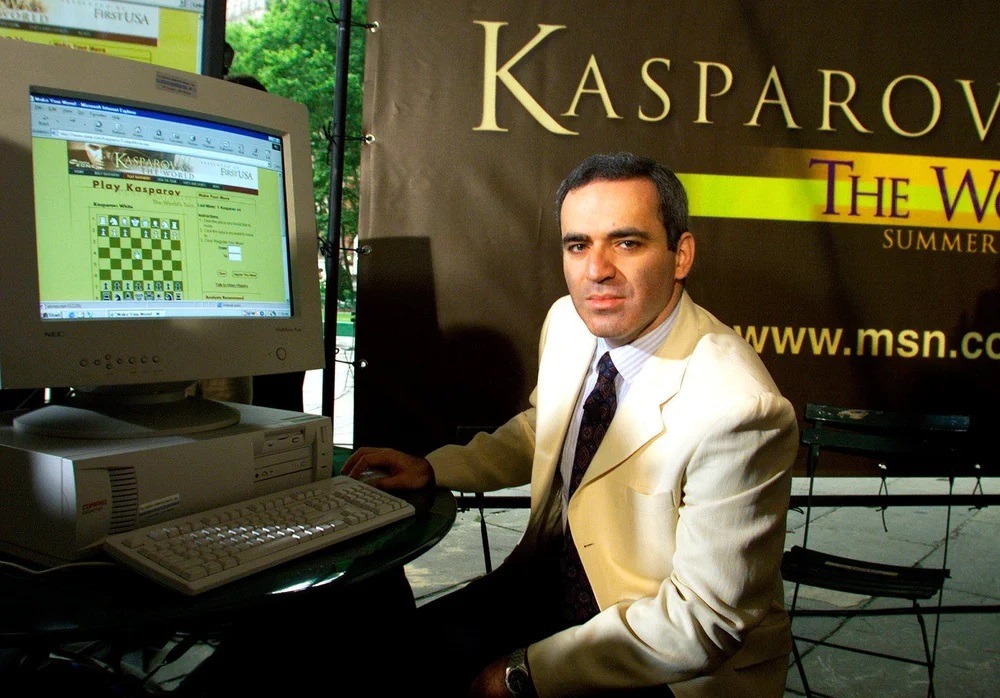 В рекламной игре 1999 года российский гроссмейстер Гарри Каспаров играл в онлайн-игру против «всего мира». Фото.
