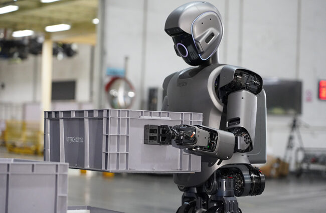 Более 100 роботов-гуманоидов стажируются в Китае: заменят ли они людей. Фото.