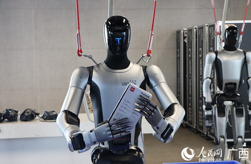 Робот сортирует детали на заводе Dongfeng Liuzhou Motor. Источник изображения: en.people.cn. Фото.