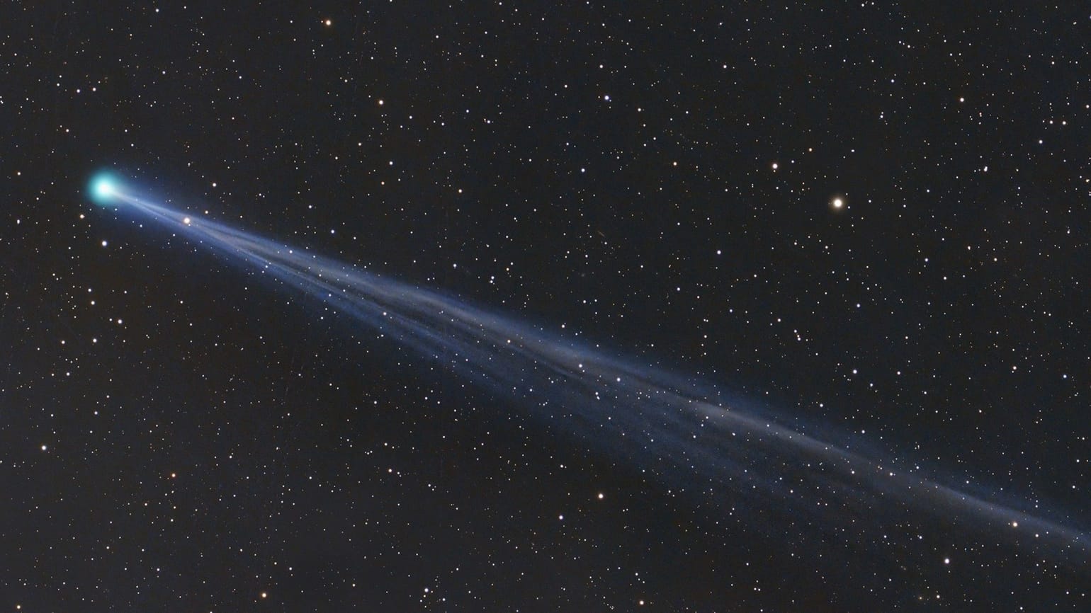 Комета C/2025 R3 (PanSTARRS) приближается к пику яркости в апреле 2026 года. Источник изображения: starwalk.space. Фото.