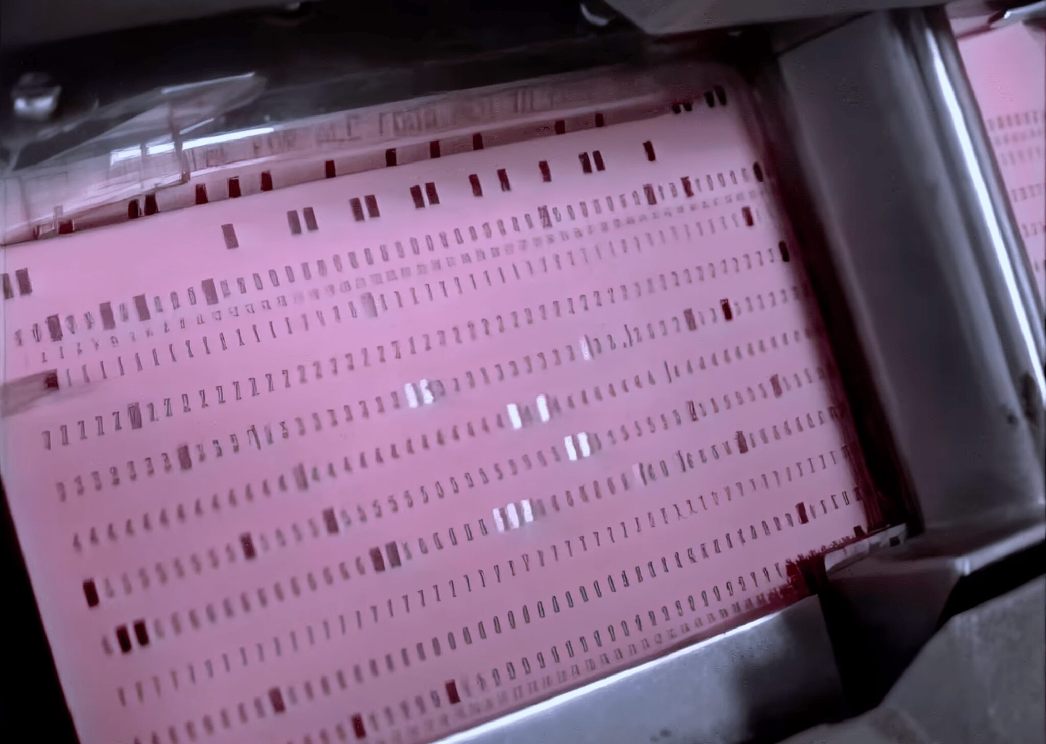 Чтобы «общаться» с бортовыми компьютерными системами «Вояджера», инженерам приходилось использовать систему перфокарт. Источник изображения: Popular Science. Фото.