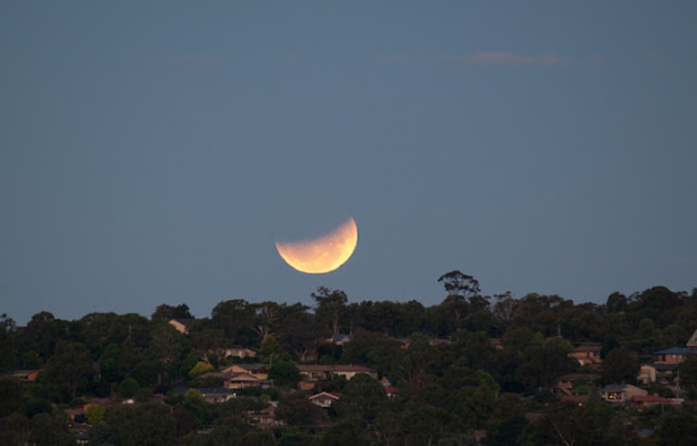 Луна лодочкой вблизи экватора. Источник изображения: the-riotact.com. Фото.