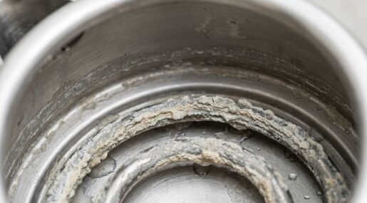 Я попробовал убрать накипь в чайнике народными методами, и вот что получилось Фото.