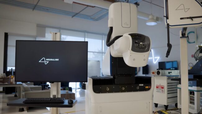 Робот Neuralink вживляет чипы в мозг людей точнее хирурга, но есть проблема. Фото.