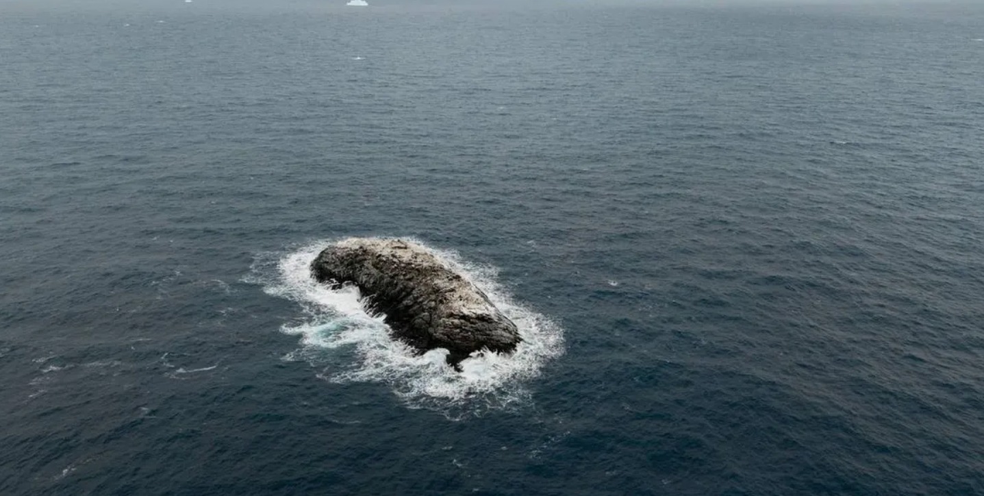Aerial view of the new island — among the ice it is nearly indistinguishable from an iceberg. Image source: IFL Science. Photo.