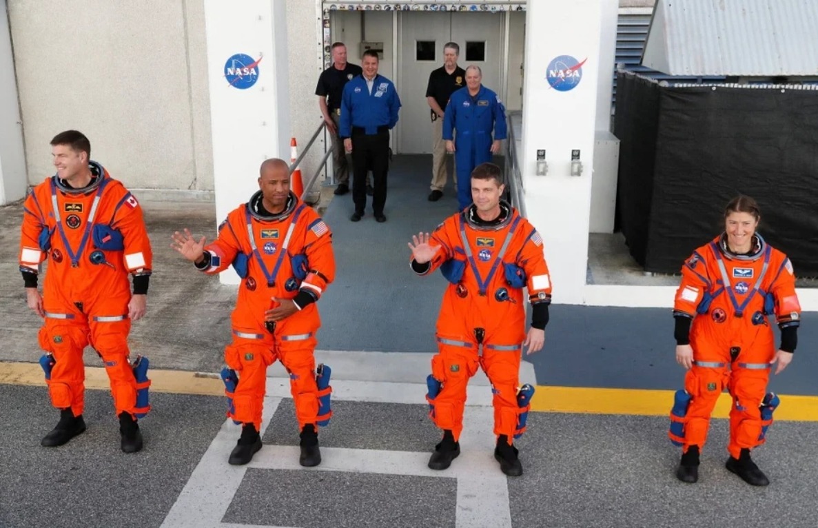 Экипаж Артемиды 2 в оранжевых скафандрах направляется к стартовой площадке. Источник изображения: NASA. Фото.
