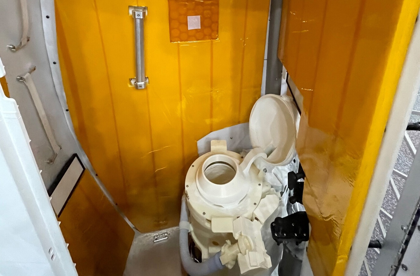 Туалет в космическом корабле Orion. Источник изображения: gazeta.ru. Фото.