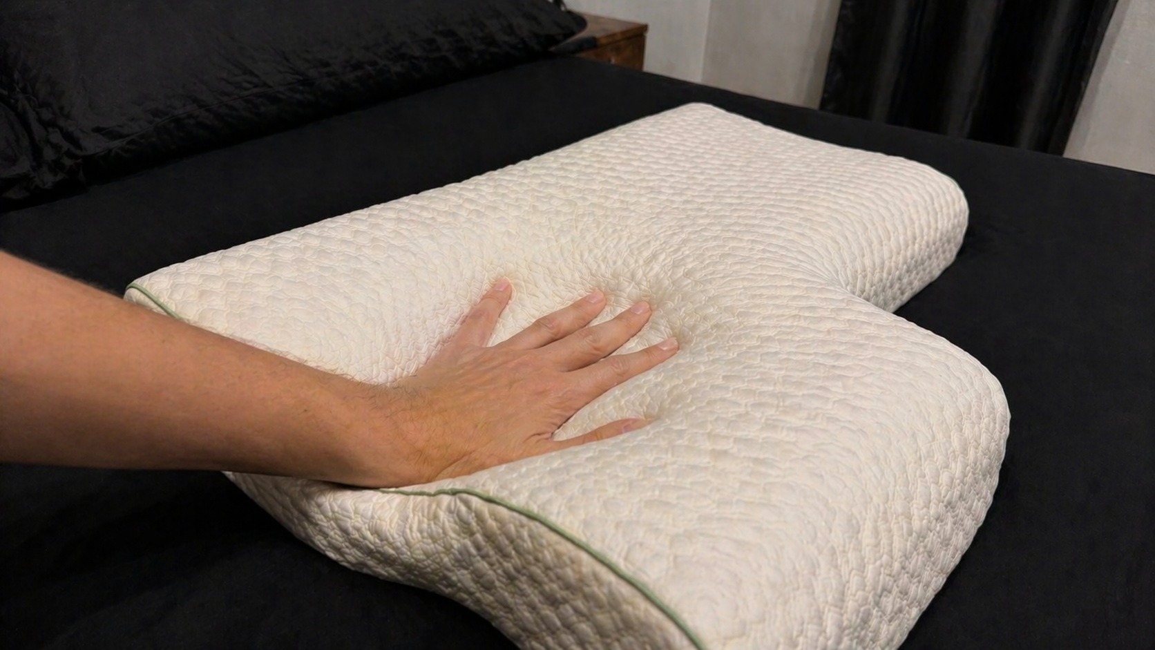 Сначала подушка может показаться твердой, но потом она становится мягче. Фото.