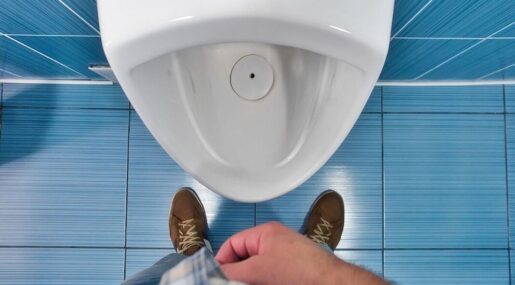 Как правильно писать мужчинам: стоя или сидя Фото.